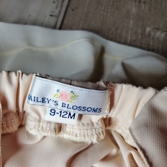 Bailey's Blossoms Oatmeal Cream Off-White Ruffle Bubble Baby Romper Size 9-12m - Picture 3 of 12